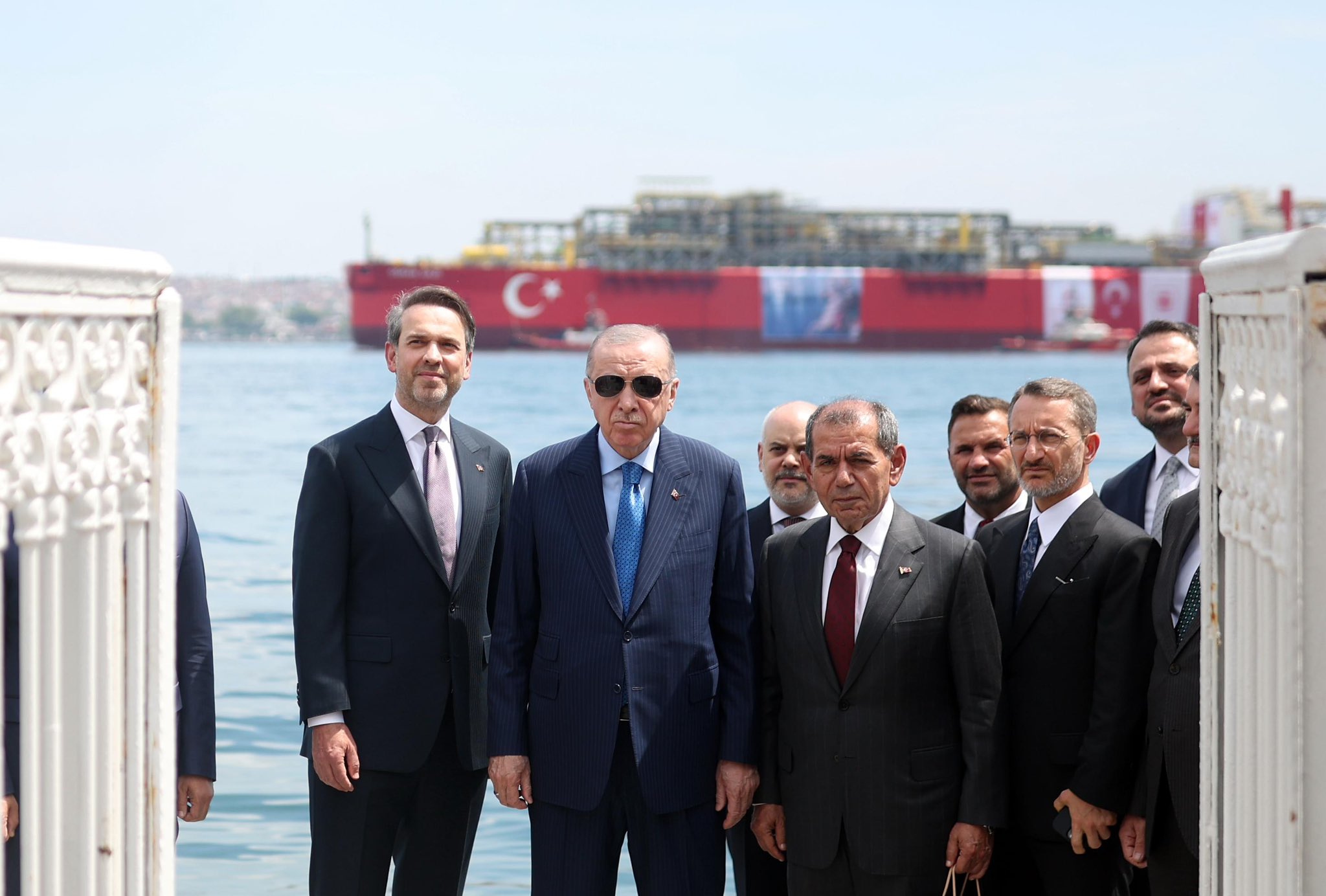 جانب من حضور الرئيس التركي رجب طيب أردوغان ووزير الطاقة ألب أرسلان بيرقدار مراسم إطلاق منصة الغاز عثمان غازي