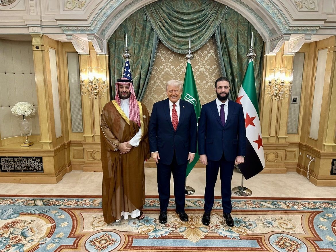 من لقاء الرئيسين الأميركي دونالد ترمب، والسوري أحمد الشرع في الرياض بحضور الأمير محمد بن سلمان