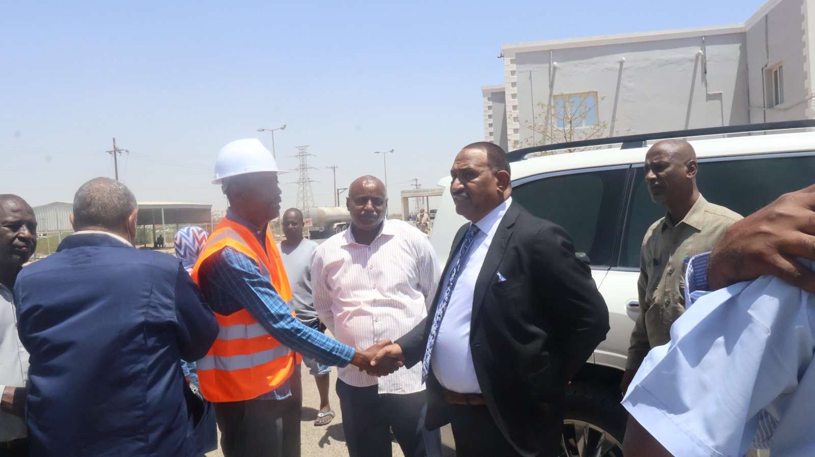 وزير الطاقة السوداني يتفقد حرائق مستودعات الوقود في بورتسودان