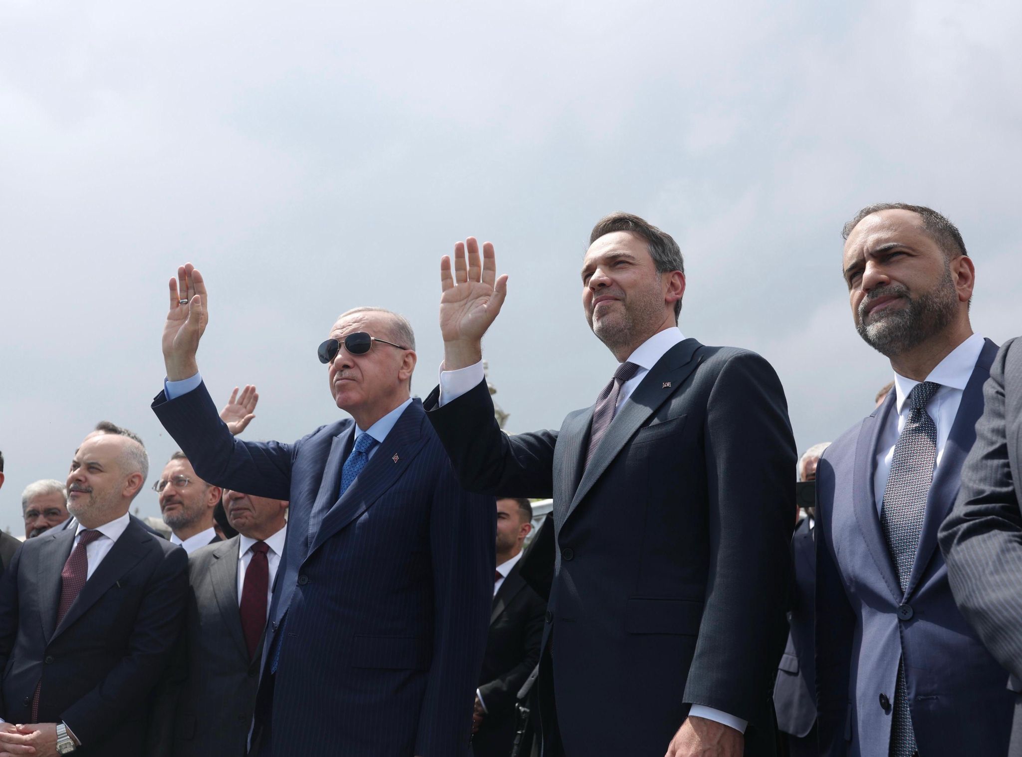 الرئيس التركي رجب طيب أردوغان ووزير الطاقة ألب أرسلان بيرقدار يحضران مراسم إطلاق منصة الغاز عثمان غازي