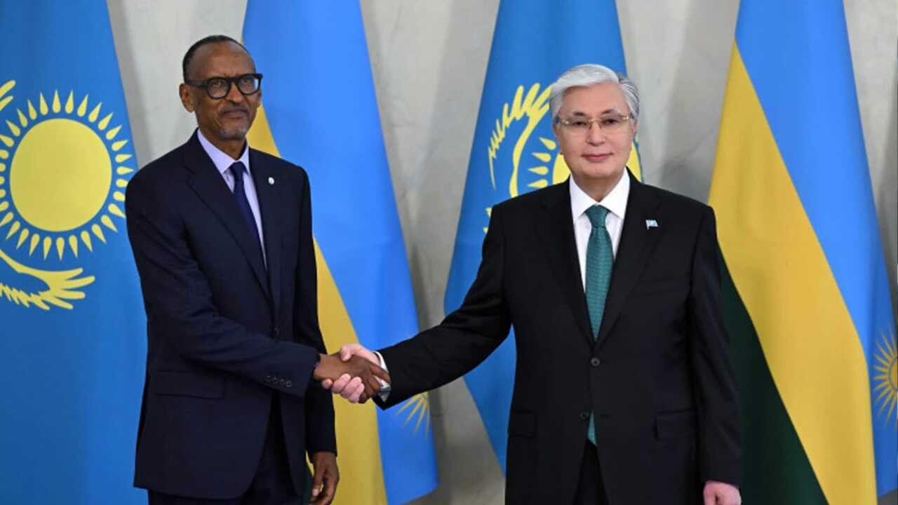 الرئيس القازاخستاني ونظيره الرواندي خلال لقائهما في قازاخستان
