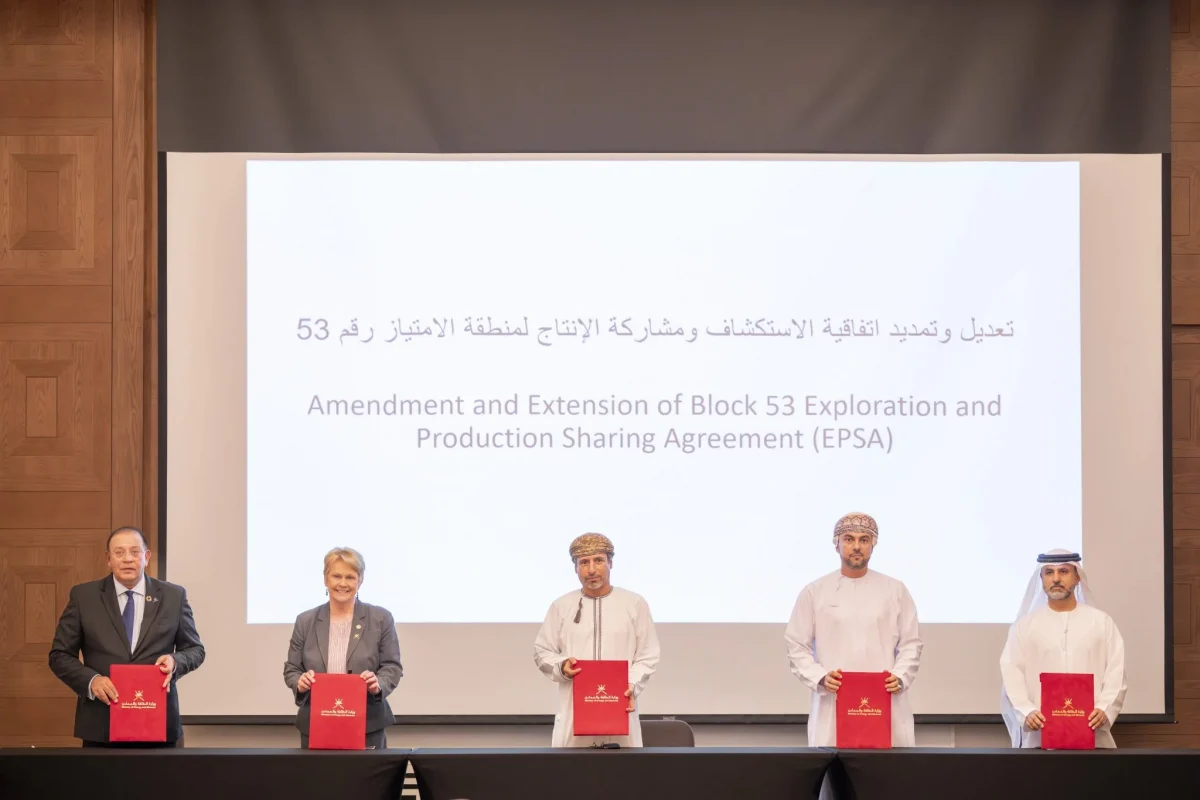 جانب من توقيع أكبر صفقة نفطية في تاريخ سلطنة عمان