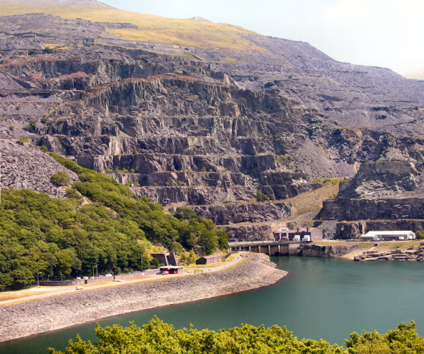 جبل إليدير فور في ويلز البريطانية
