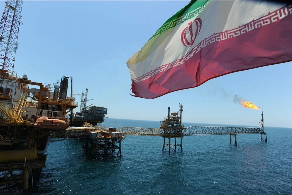 علم إيران وسط أحد الحقول الإيرانية