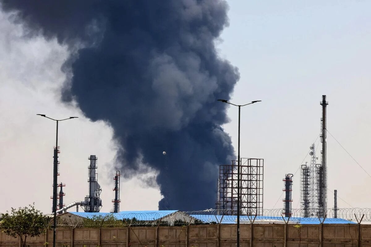 دخان يتصاعد من مصفاة نفط في جنوب طهران