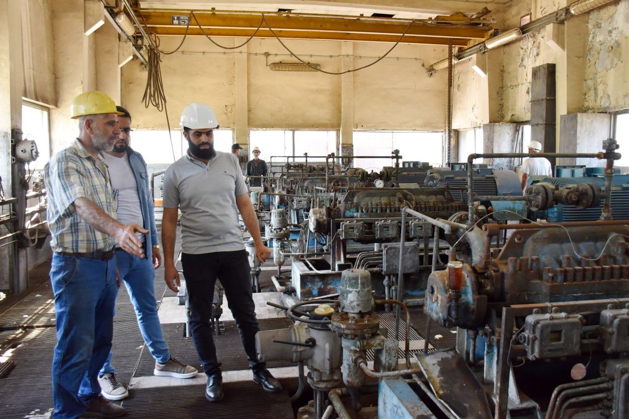 جانب من جهود إعادة تشغيل الأنبوب