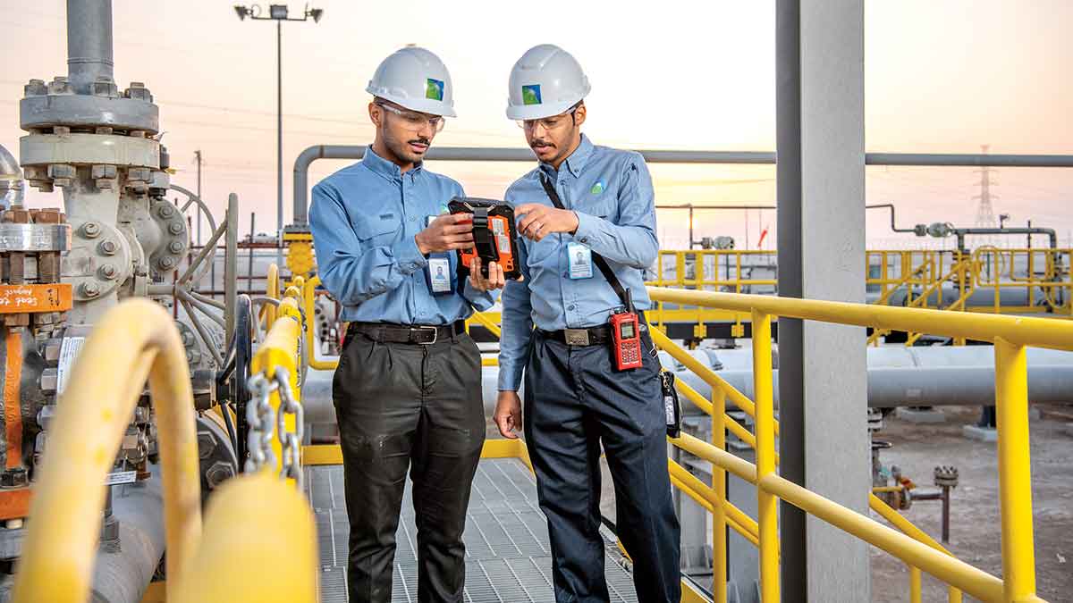 مهندسون في شركة أرامكو السعودية يتابعون مجمعات البتروكيماويات التابعة