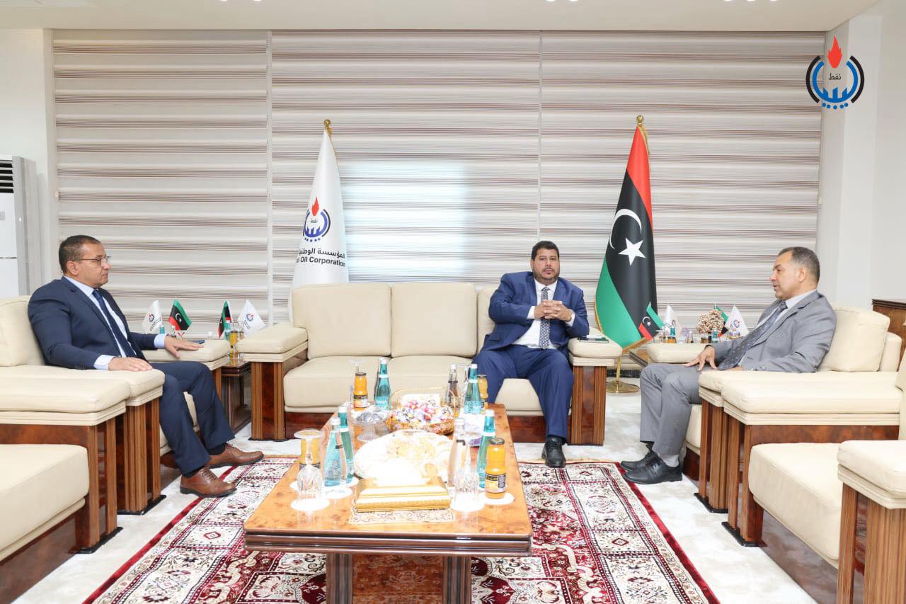 من اجتماع رئيس مجلس إدارة مؤسسة النفط الليبية مع الرئيس التنفيذي لشركة إس إل بي فرع ليبيا