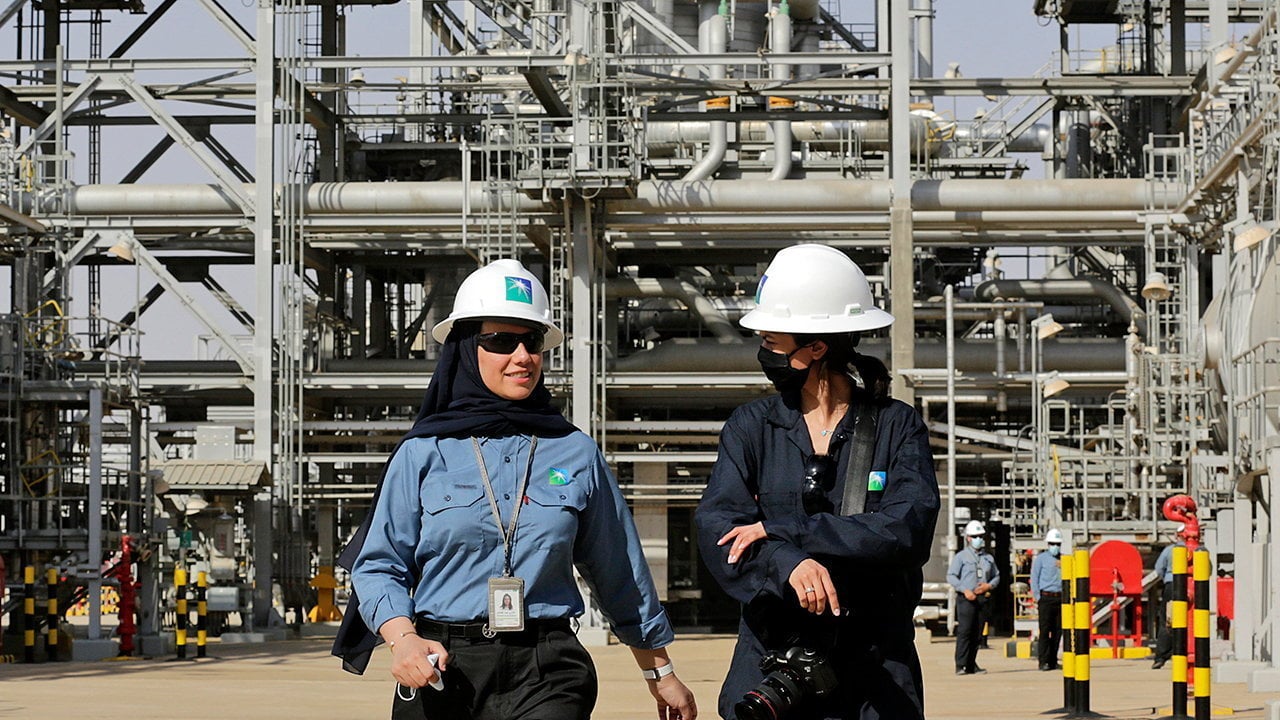 مهندسات أرامكو السعودية يتابعن أعمال الشركة