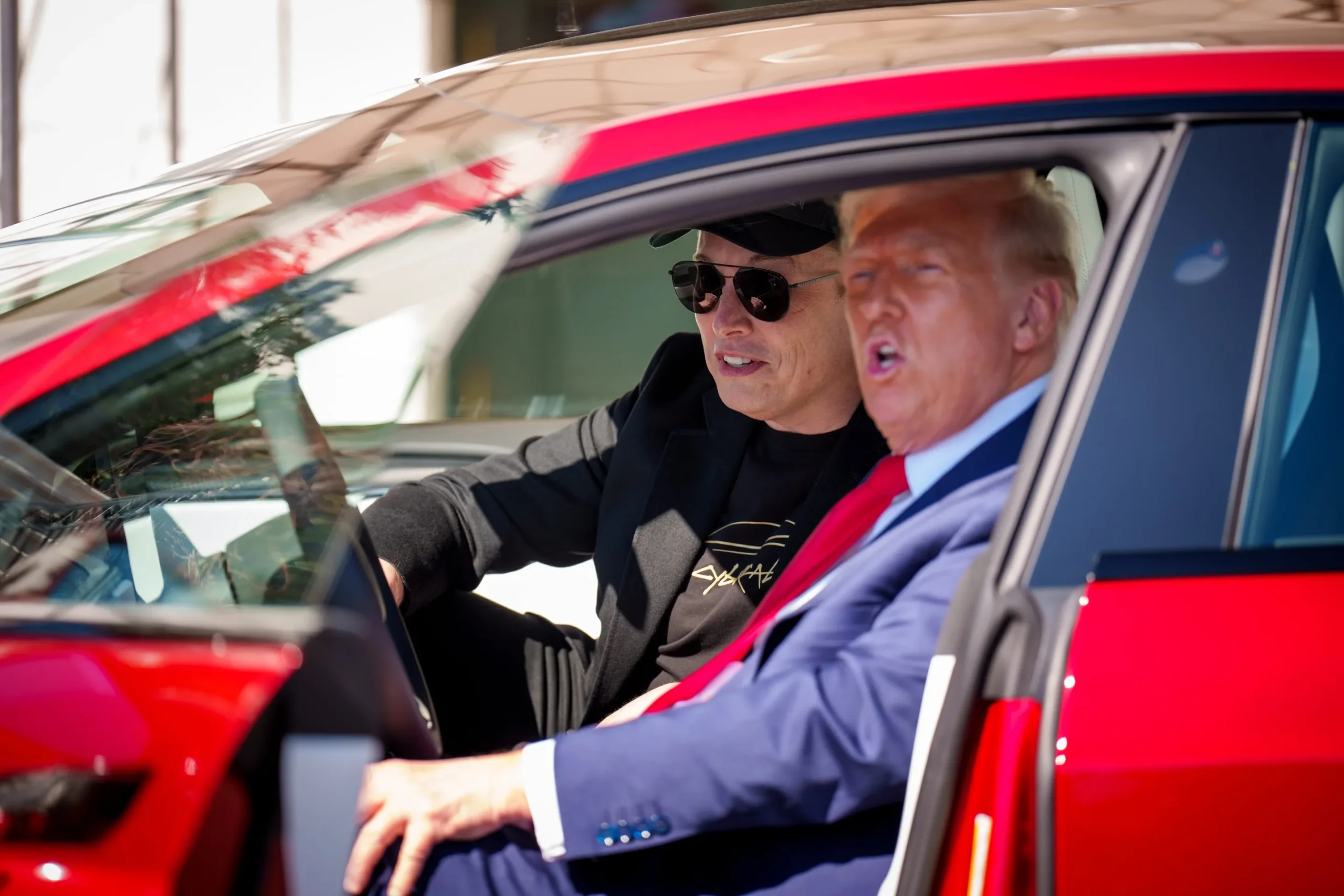 الرئيس التنفيذي لتيسلا إيلون ماسك والرئيس الأميركي دونالد ترمب داخل سيارة تيسلا موديل إس