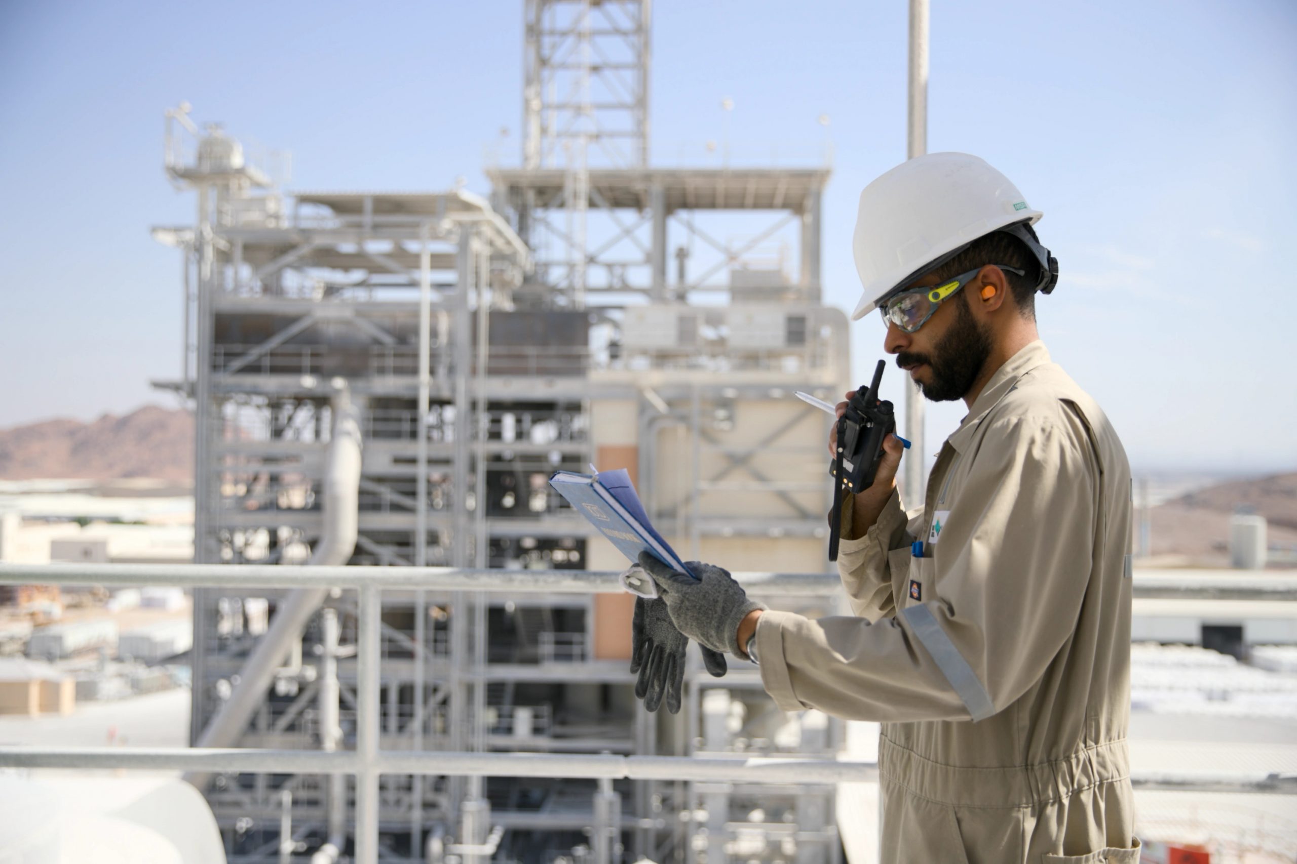 مهندس في شركة معادن السعودية يتابع أعمال المشروعات