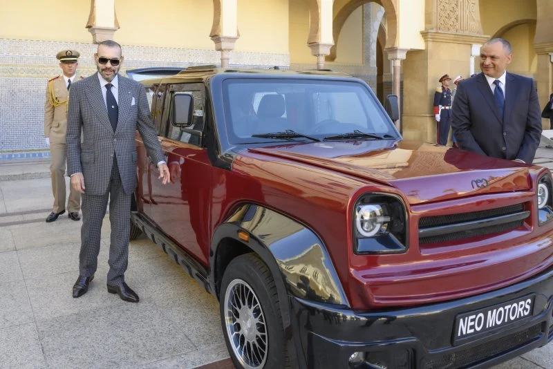 ملك المغرب بجوار سيارة كهربائية من إنتاج شركة نيو الصينية