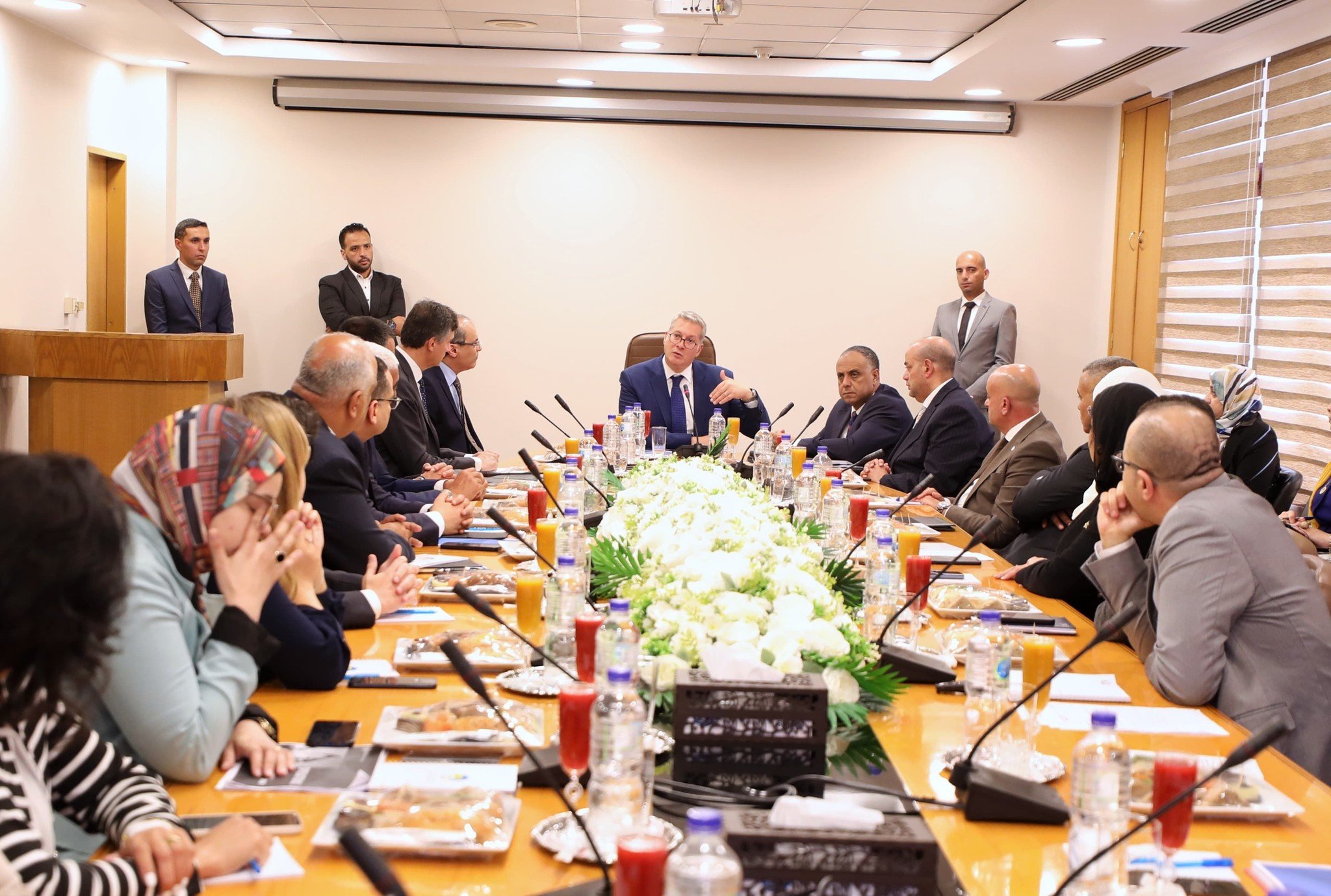 جانب من اجتماع وزير البترول بمسؤولي شركة عجيبة