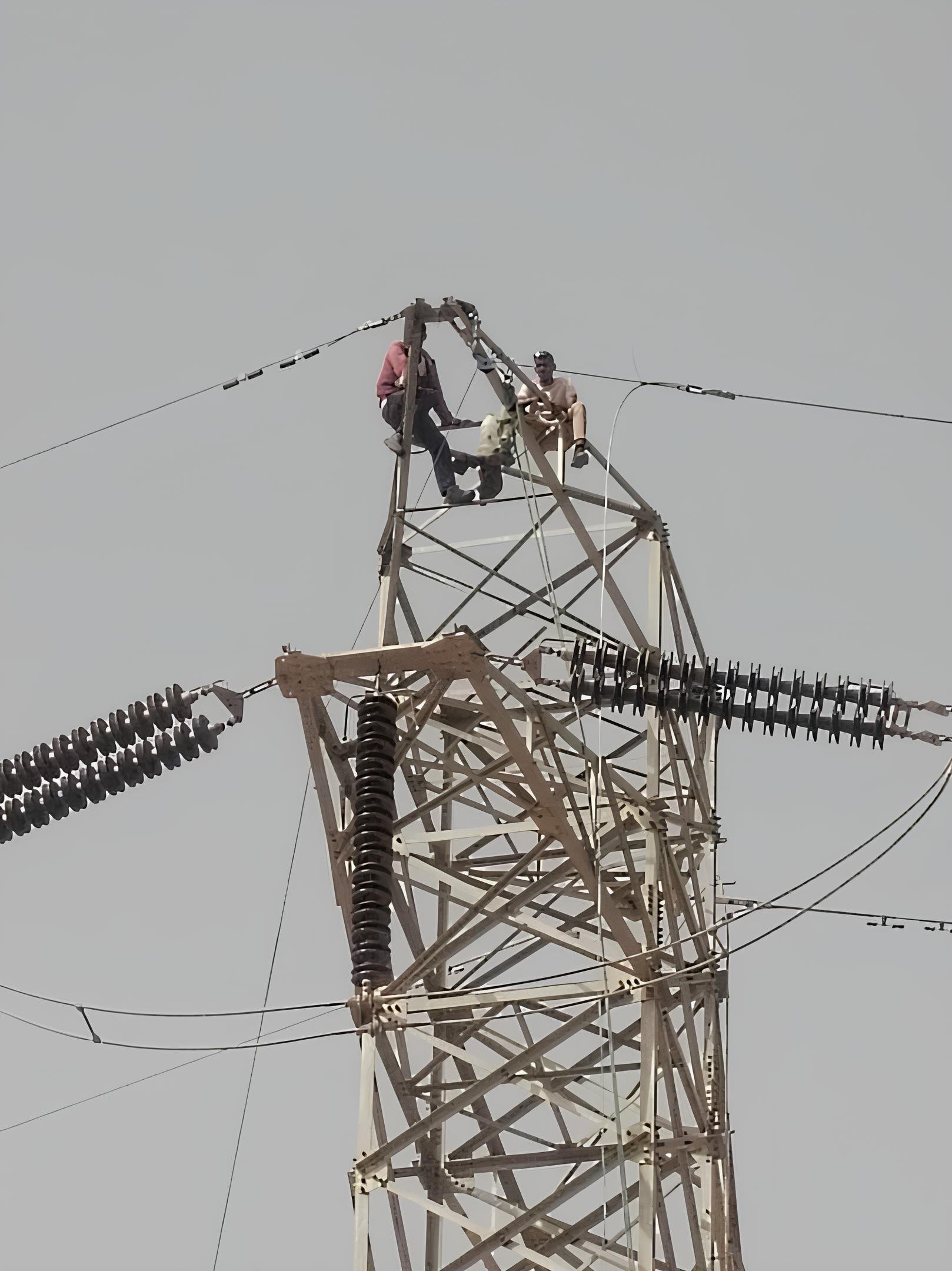 جانب من إصلاح أعطال أبراج الكهرباء