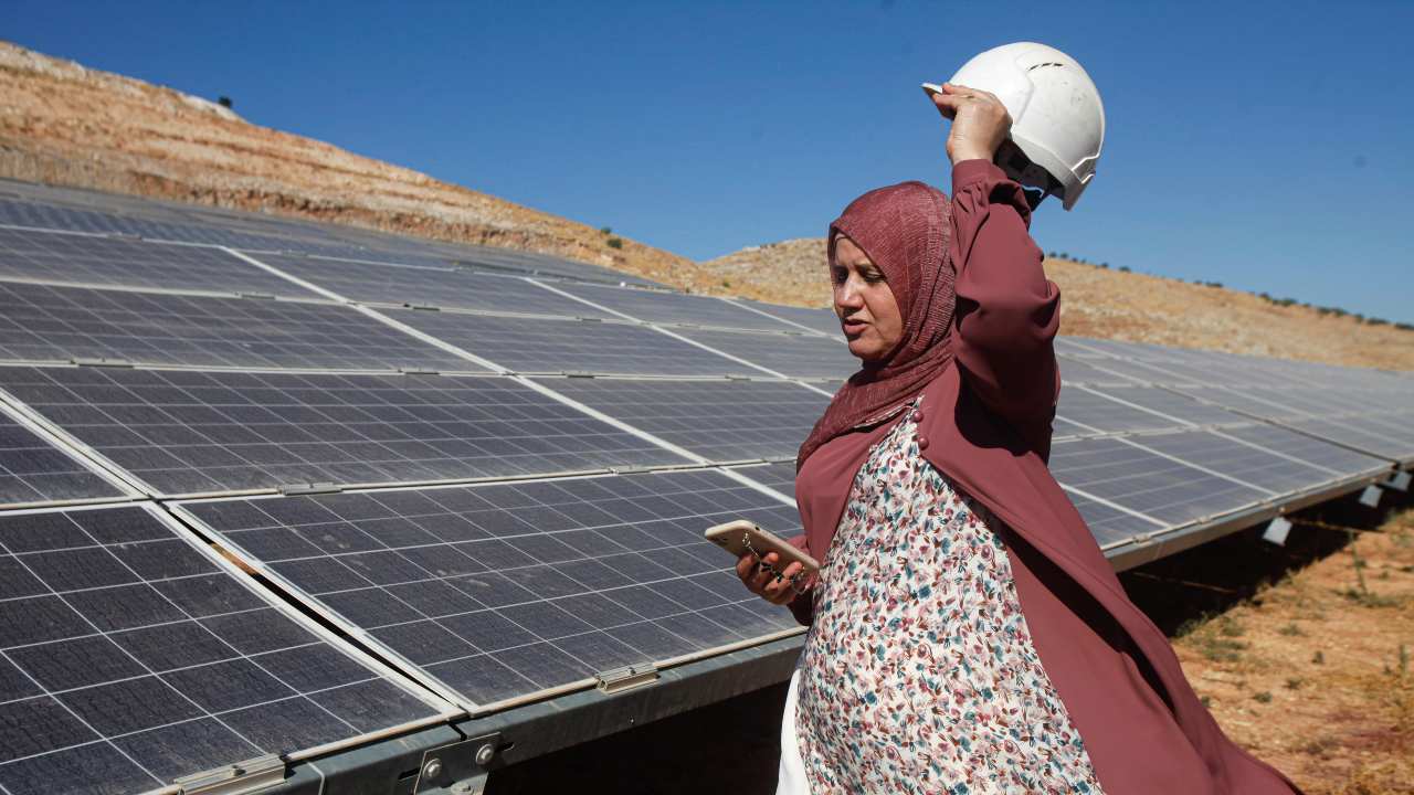 مهندسة تتابع إحدى مشروعات الطاقة الشمسية في الشرق الأوسط