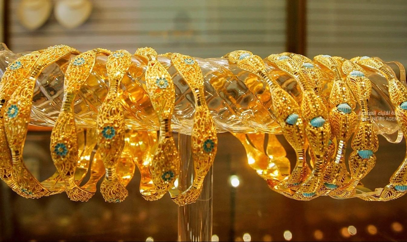 مشغولات ذهبية بأحد المعارض في العراق