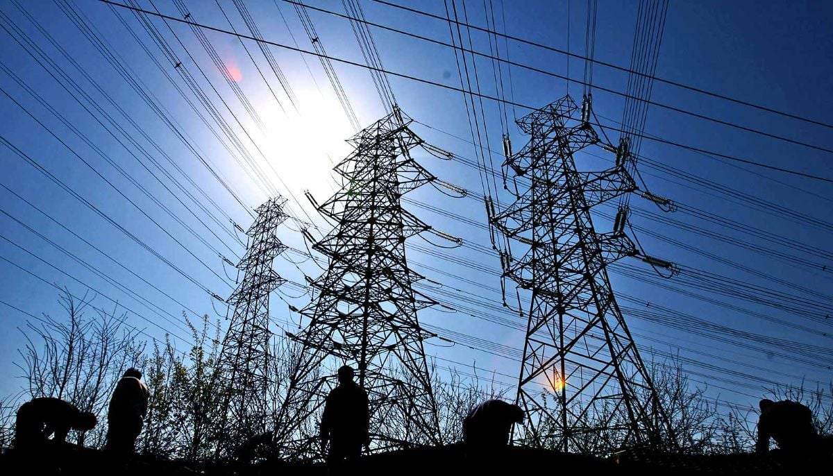 خطوط توزيع لتلبية الطلب على الكهرباء