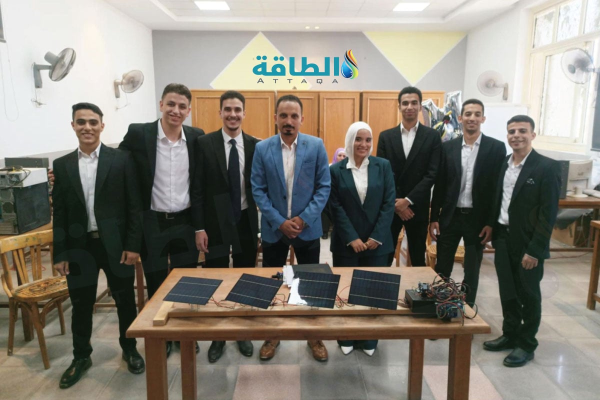 فريق طلابي من كلية الهندسة بجامعة حلوان يصمم نظامًا ذكيًا لرفع كفاءة ألواح الطاقة الشمسية