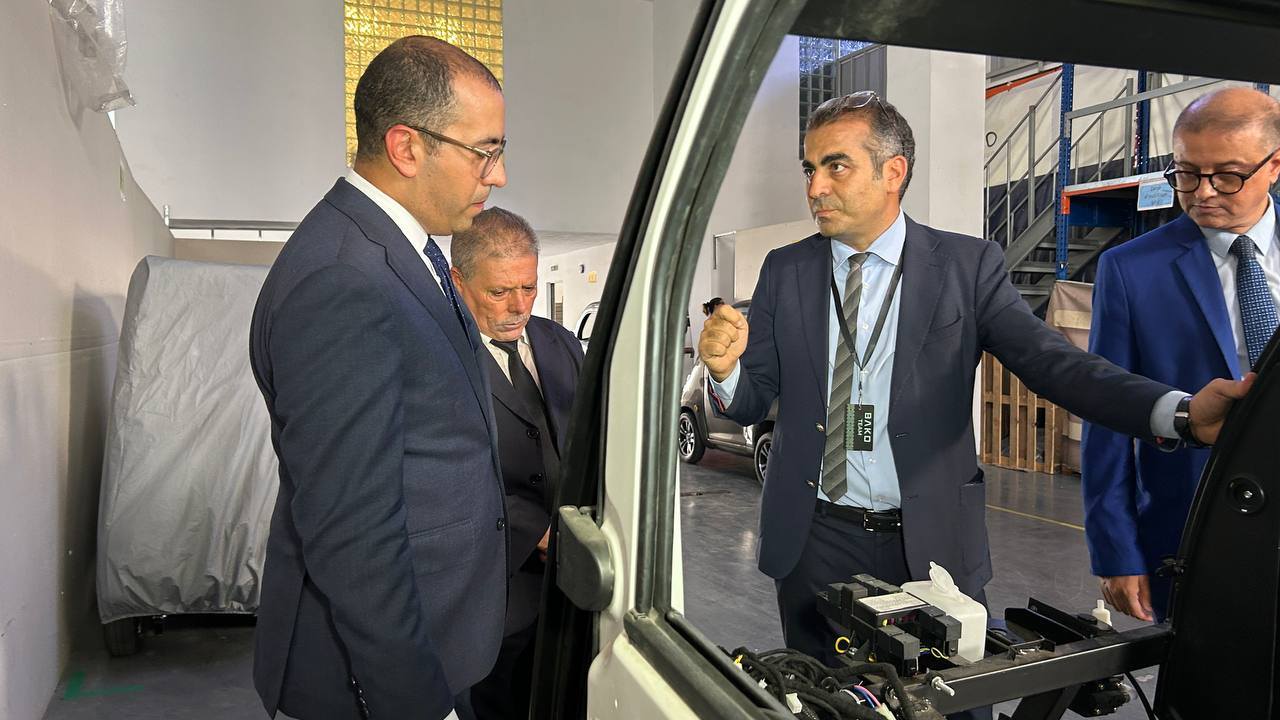الوزير المسؤول بالانتقال الطاقي يتفقد مصنع باكو موتورز