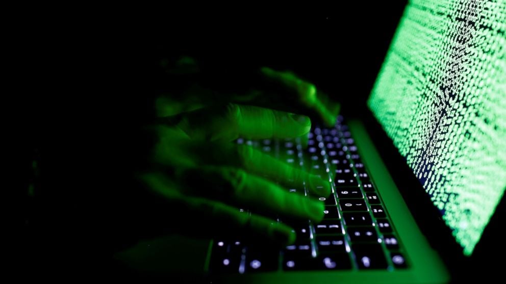 صورة تعبيرية لقرصان يدير هجمة إلكترونية