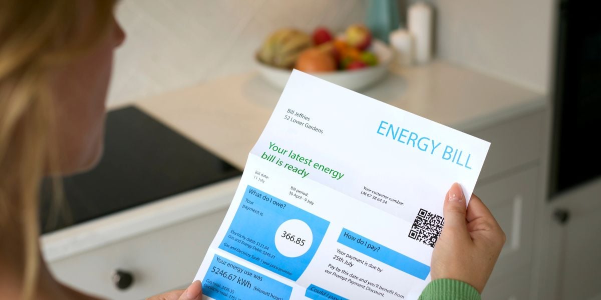 مواطنة تحمل فاتورة طاقة وتشتكي من الإنفاق على الطاقة في أميركا
