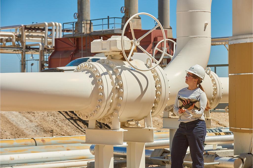 مهندسة تتابع حالة جانب من خطوط الأنابيب بولاية كانساس الأميركية