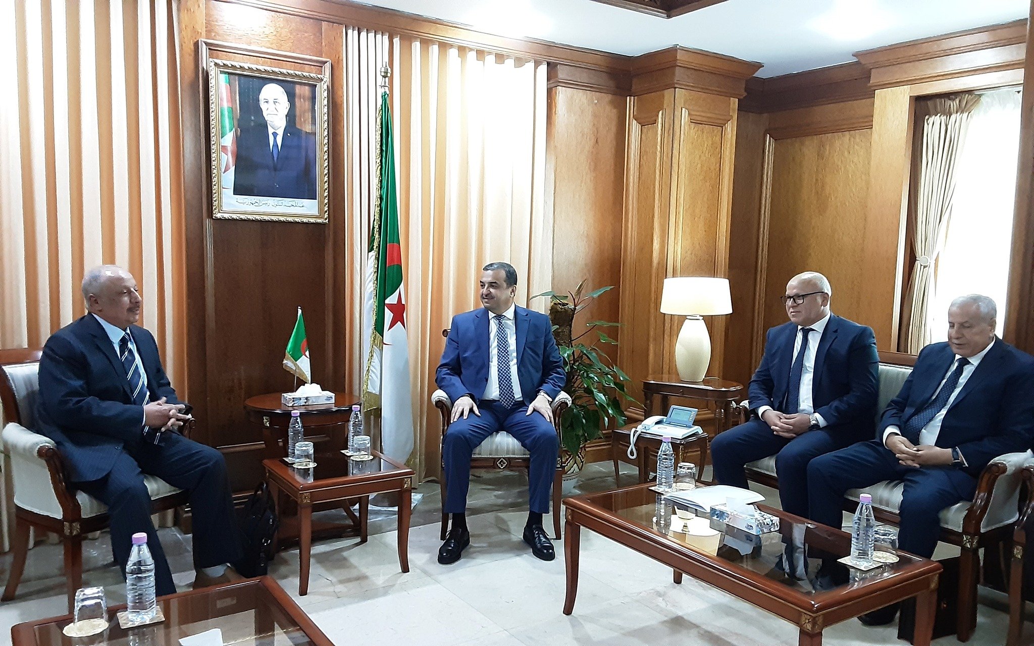 جانب من مباحثات وزير الطاقة الجزائري مع مسؤولي شركة مترو الكويتية