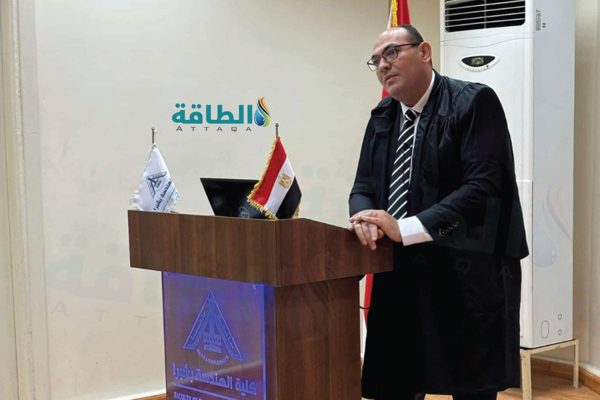 الباحث أندرو ناجي أثناء مناقشة رسالته للدكتوراه حول تكامل المركبات الكهربائية مع شبكات الكهرباء