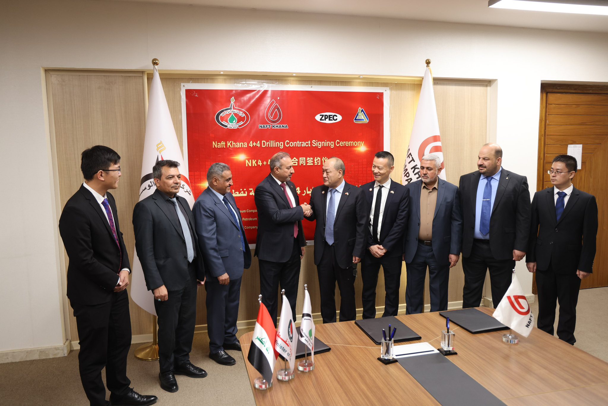 من مراسم توقيع عقود حفر آبار رقعة خانة