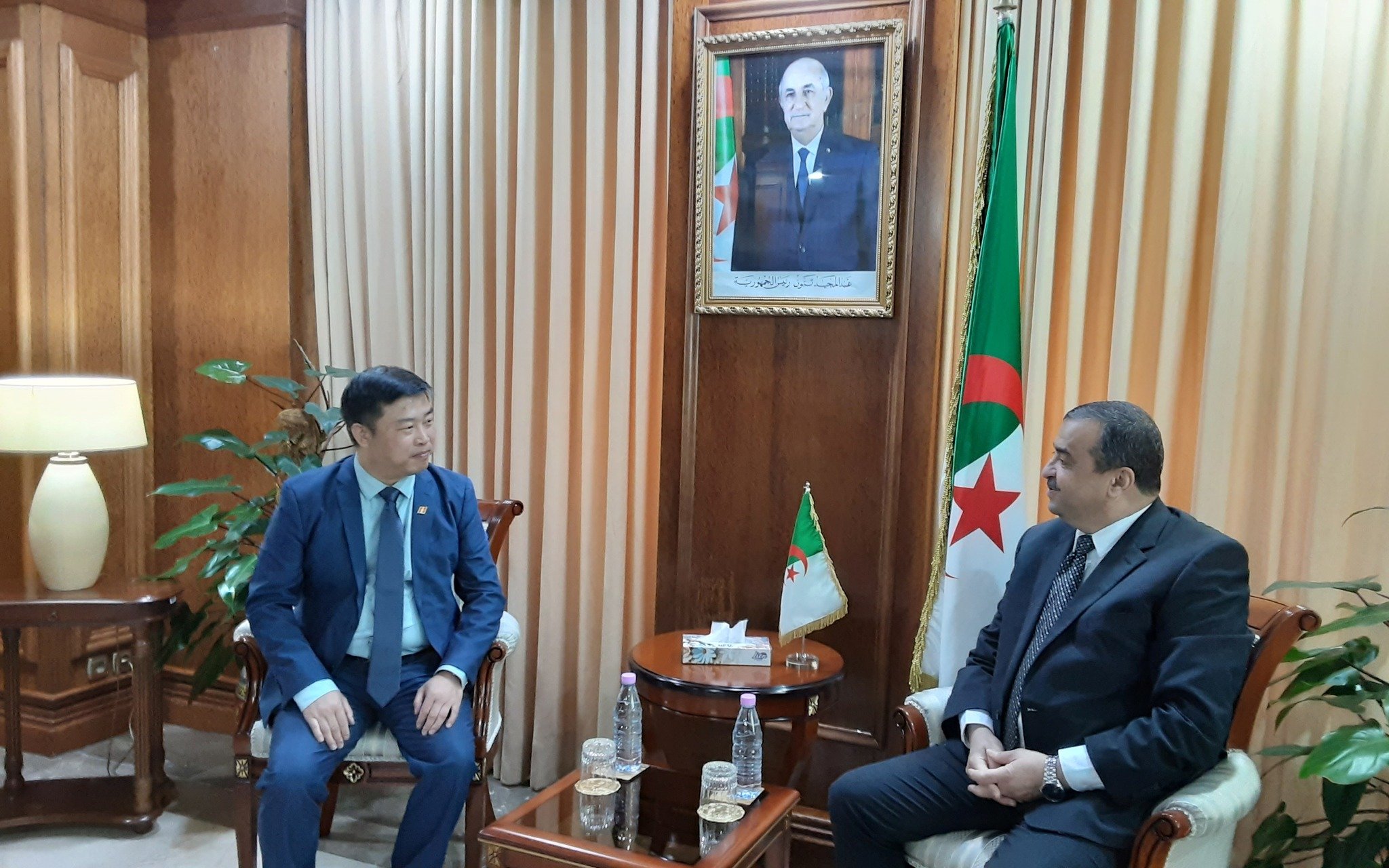 جانب من لقاء وزير المحروقات الجزائري ووفد الشركة الصينية
