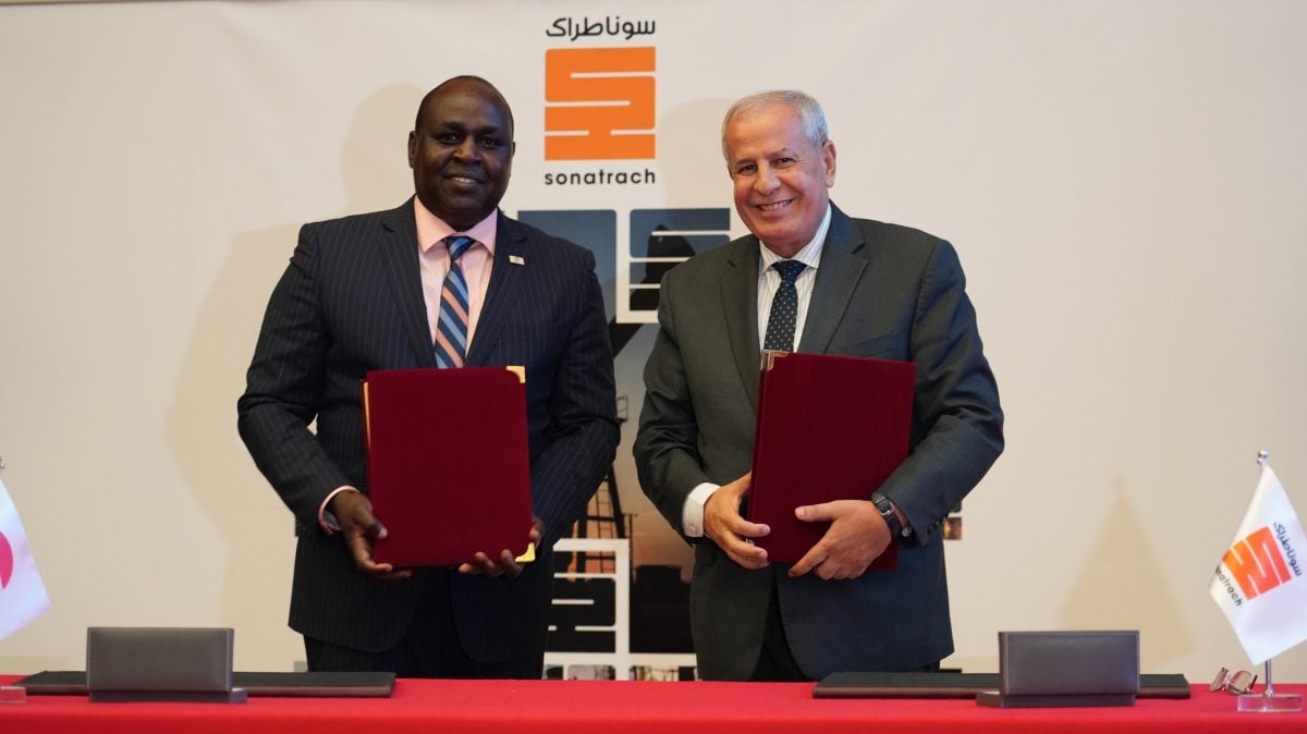 جانب من توقيع الاتفاق بين الجانبين