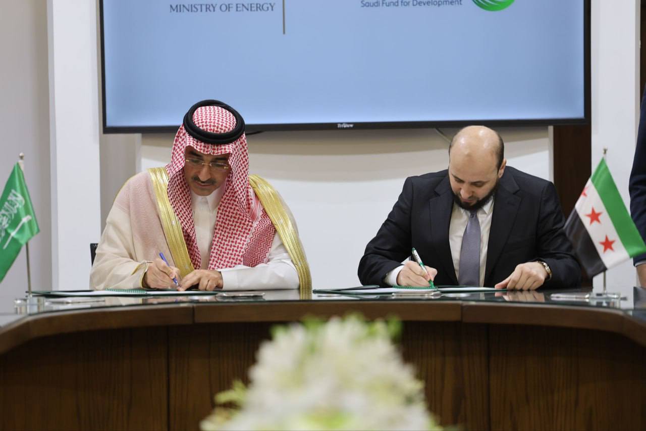 جانب من توقيع اتفاقية منحة النفط السعودي إلى سوريا