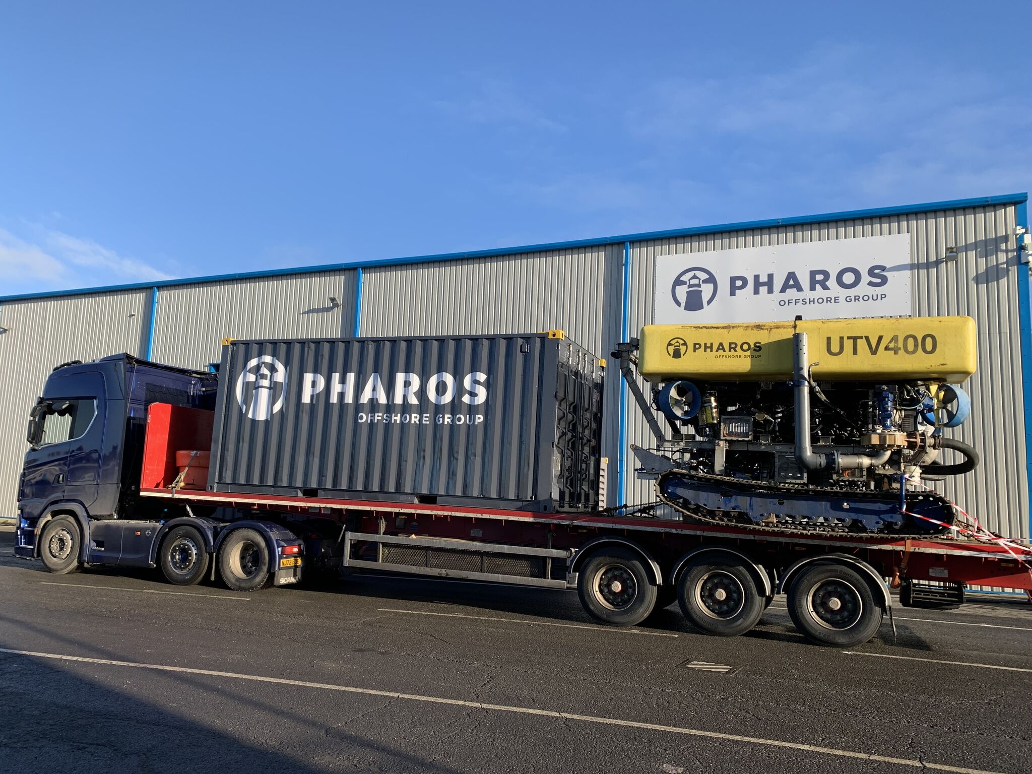 شاحنة محملة بمعدات فاروس أمام أحد مصانعها