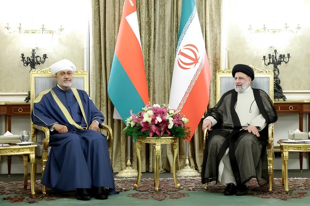 جانب من لقاء السلطان هيثم بن سعيد والرئيس الإيراني السابق إبراهيم رئيسي في طهران