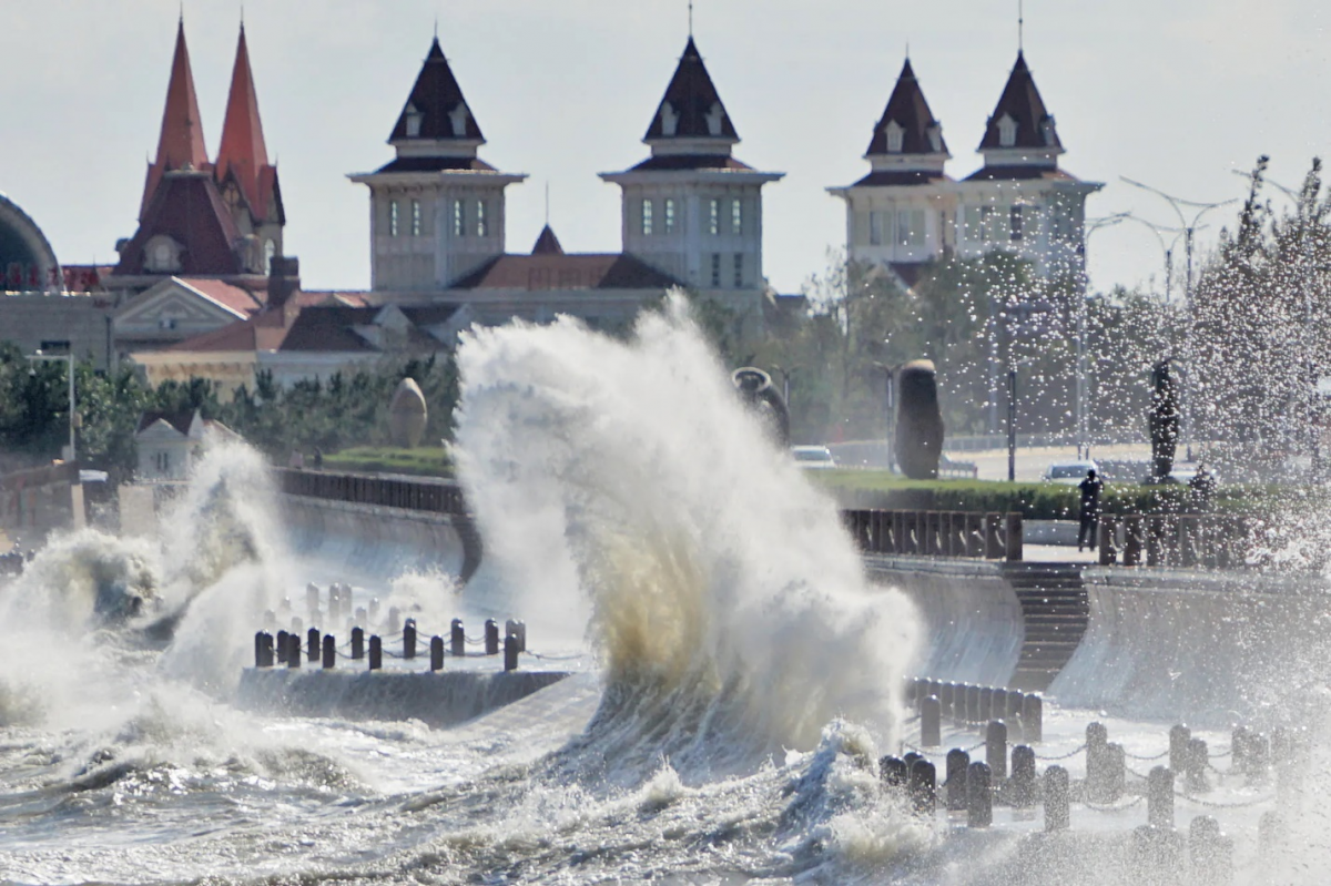 الأمواج على شاطئ مدينة يانتاي في مقاطعة شاندونغ شرق الصين