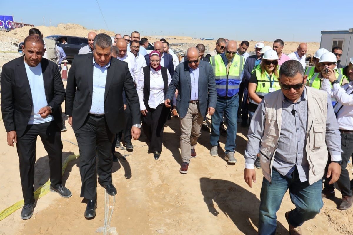جانب من زيارة وزير الكهرباء المصري إلى مسار خط الربط الكهربائي