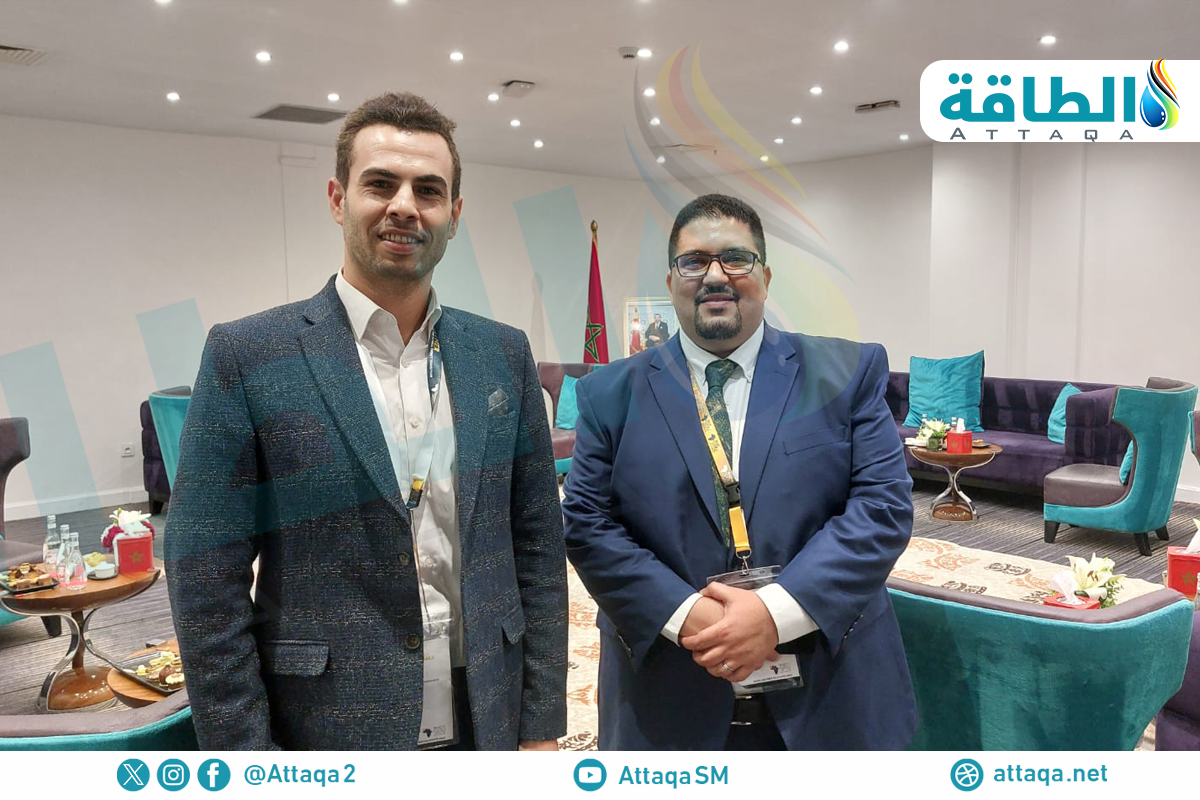مدير معهد البحث في الطاقة الشمسية الدكتور سمير الرشيدي مع مدير وحدة أبحاث الطاقة أحمد شوقي