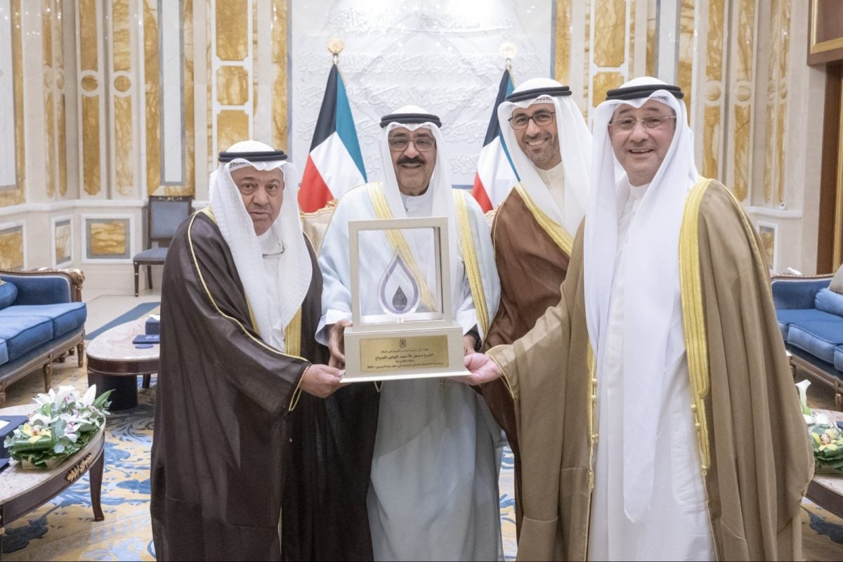 جانب من احتفال أمير الكويت وعدد من القيادات بالاكتشاف في حقل جزّة البحري