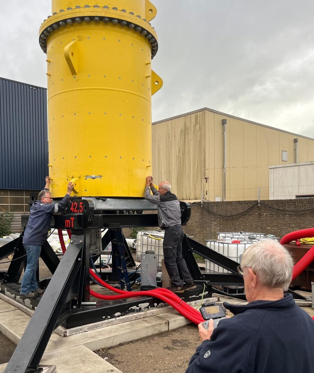 محول طاقة الأمواج إلى كهرباء