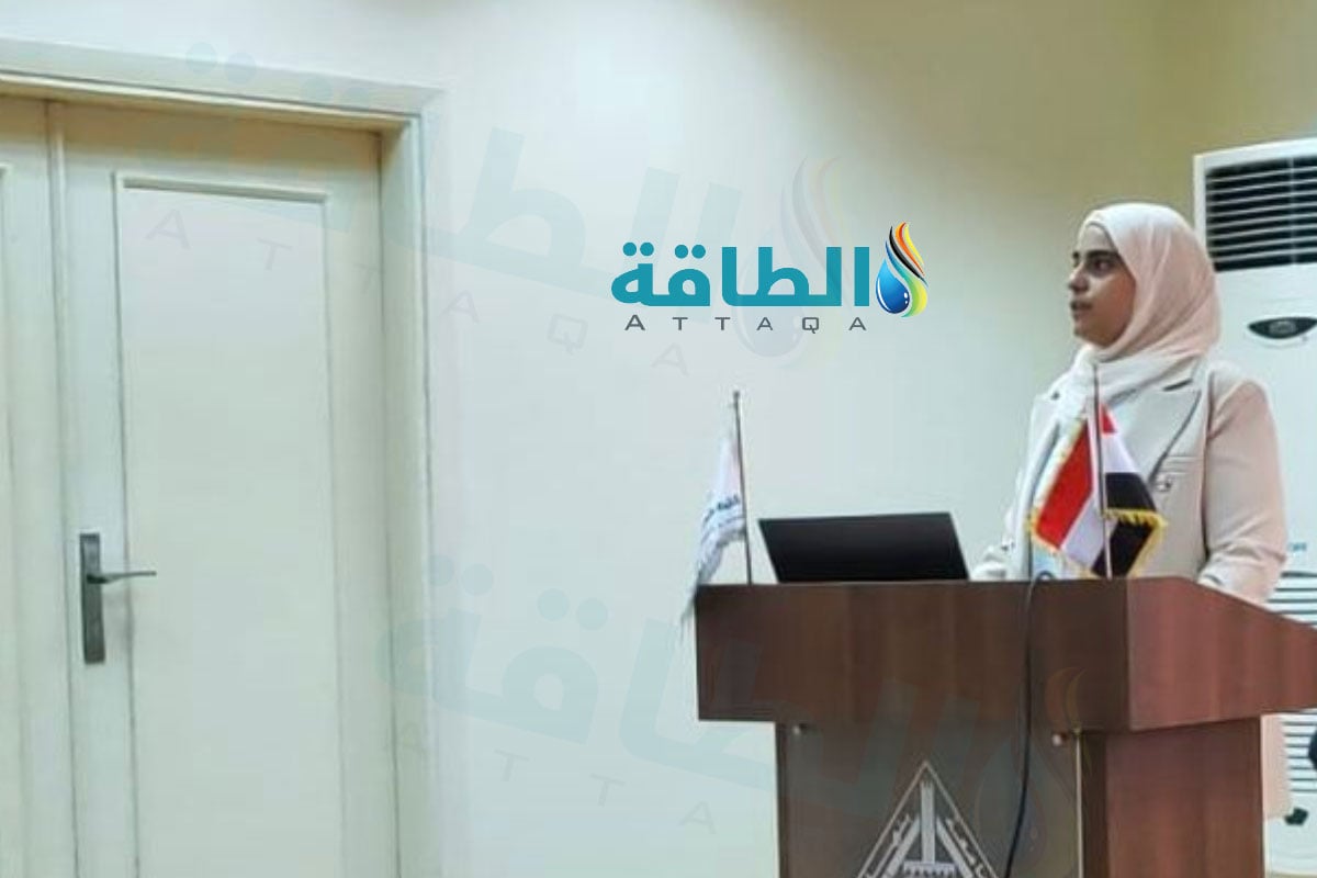 الباحثة في كلية الهندسة بشبرا إسراء إسماعيل خلال مناقشة رسالتها للماجستير حول رفع كفاءة شبكات الكهرباء
