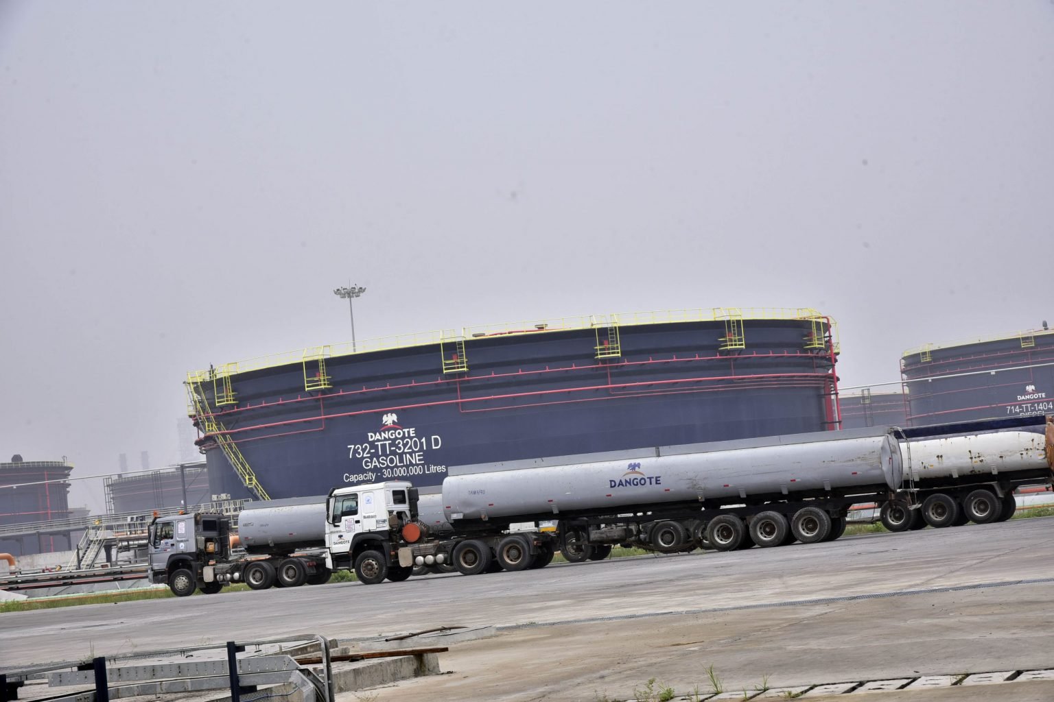 شاحنات أمام مصفاة دانغوتي