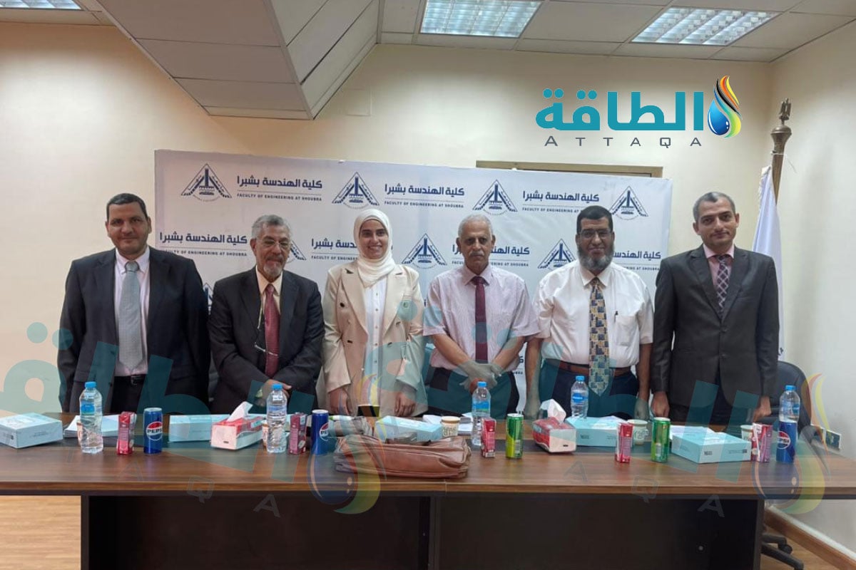 لجنة الإشراف والمناقشة على رسالة الباحثة في كلية الهندسة بشبرا إسراء إسماعيل حول رفع كفاءة شبكات الكهرباء