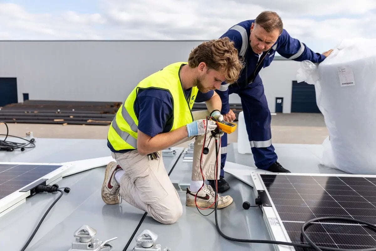 عامل يركب المحطة الشمسية على متن السفينة فيرتو تولا