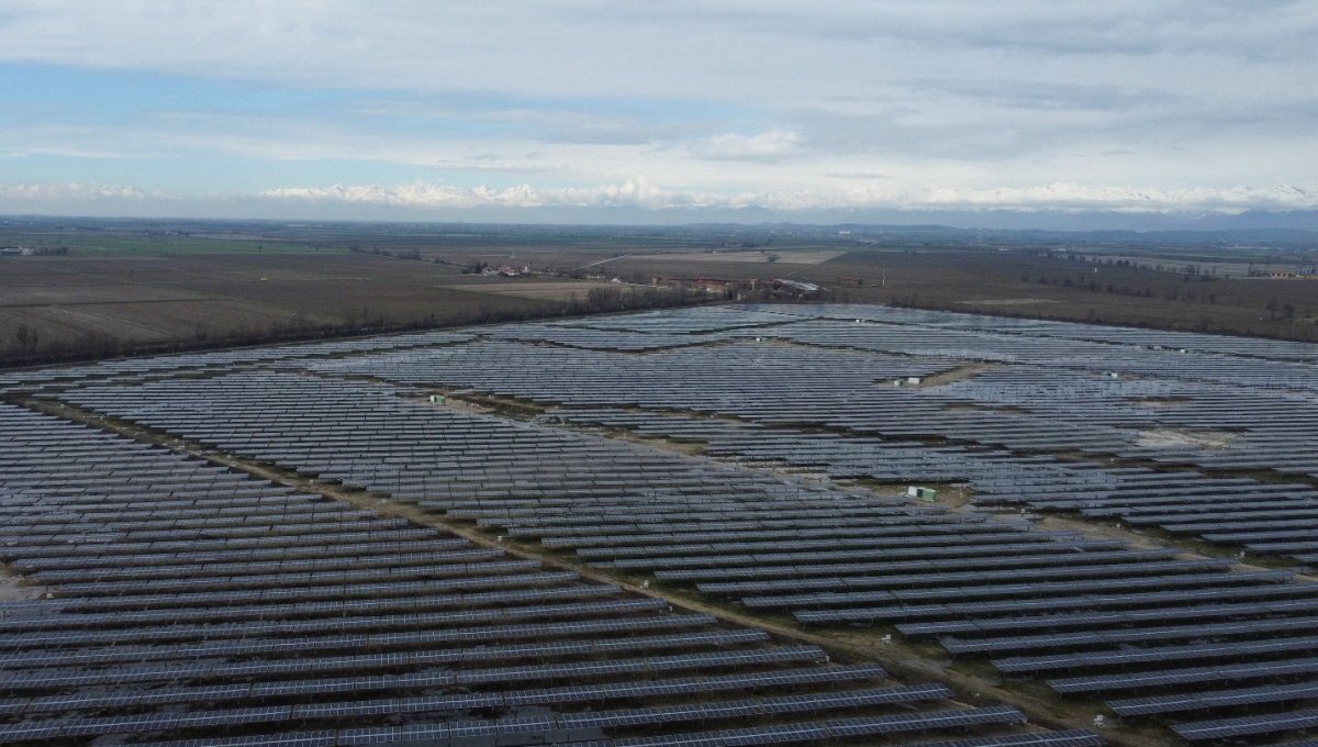 مجمع ألواح شمسية تابع لشركة إينيل غرين باور في بلدة ترينو بإيطاليا