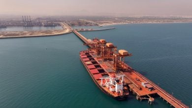 Photo of إيرادات صادرات سلطنة عمان من النفط والغاز تنخفض 17%