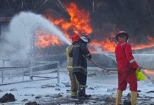 Photo of العراق يفقد 600 ألف برميل نفط في حريق مستودع زبير 1