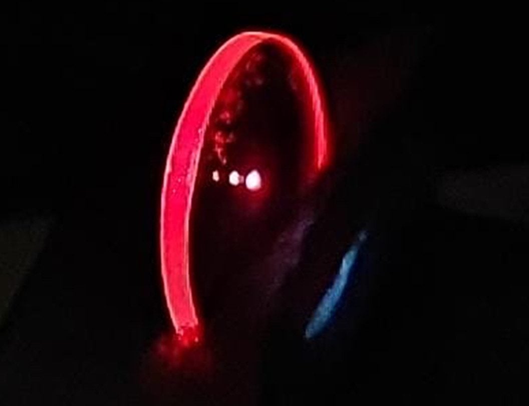 شريط من مادة "بولي 3 ثلاثي فينيل ميثيل ثيوفين" البوليمرية ينبعث منه ضوء أحمر من حالة إثارة ثنائية