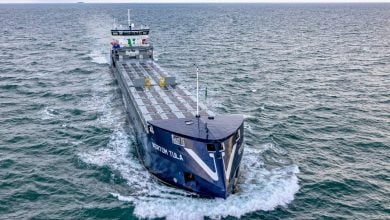 Photo of تركيب أول محطة شمسية على سفينة شحن بحرية في العالم (صور)