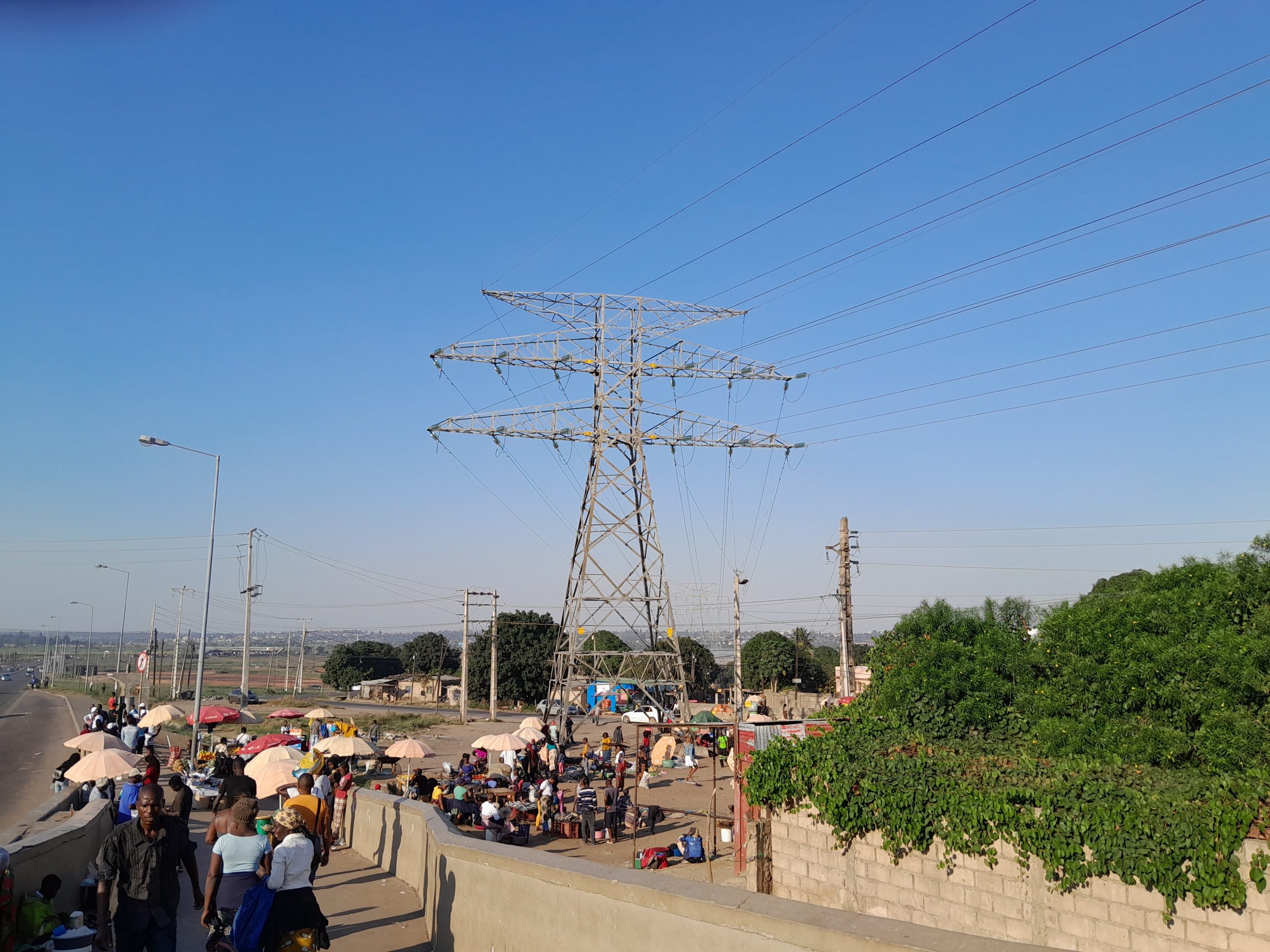 خطوط تعزز الوصول إلى الكهرباء