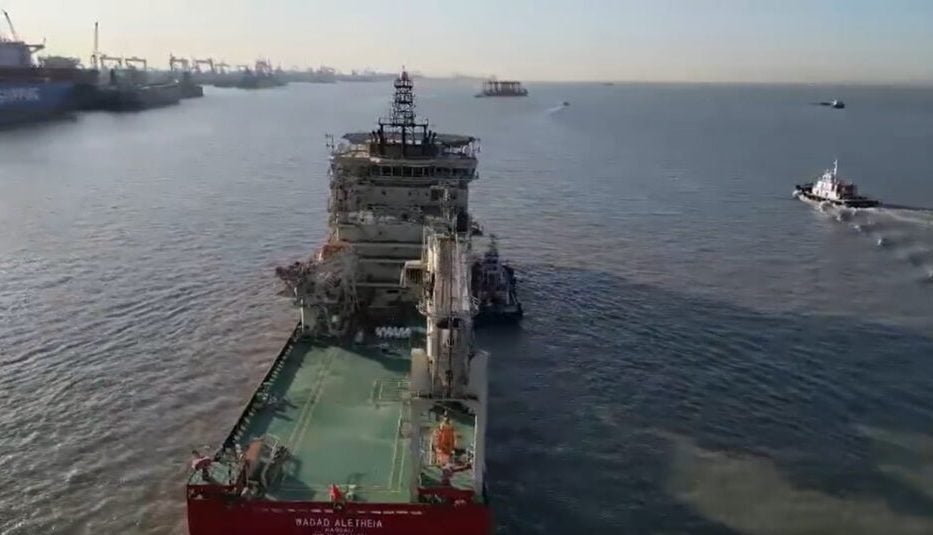 سفينة غوص شركة سي سي سي للهندسة تحت سطح الماء